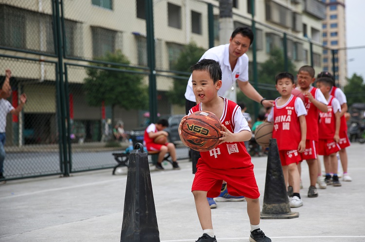 超棒!社区小孩子学打篮球