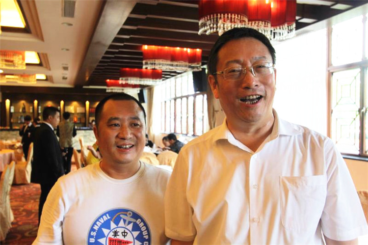 2012年8月15在湖南省衡山忠烈祠参加抗战胜利纪念大会与十三届全国政协副主席，民革中央常务副主席，宋庆龄基金会副主席郑建帮合照.jpg
