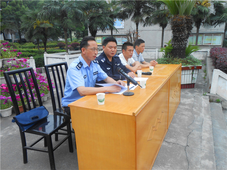 罗发忠在进行学校法制教育.jpg