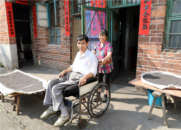 袁飞香带丈夫散步.JPG
