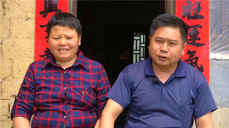 谢红建和周华美夫妻俩的合影.png
