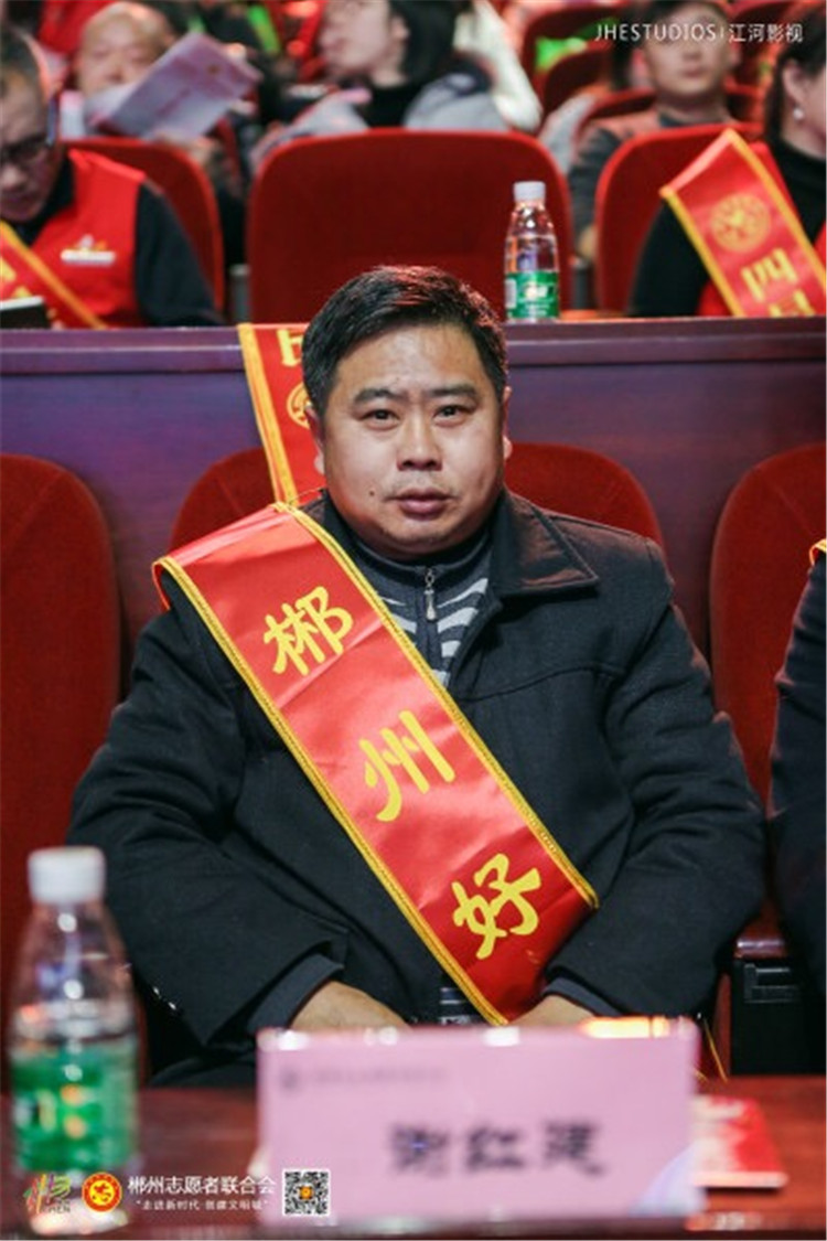 “最美献血夫妻”谢红建.jpg
