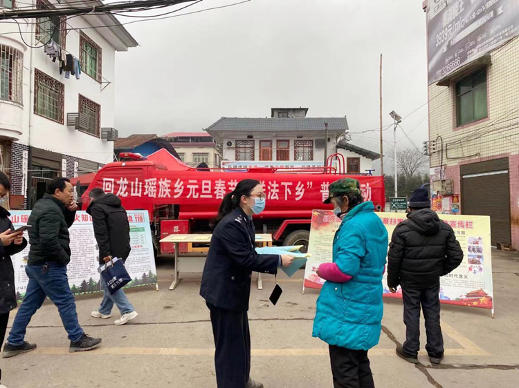 发放宣传资料.jpg
