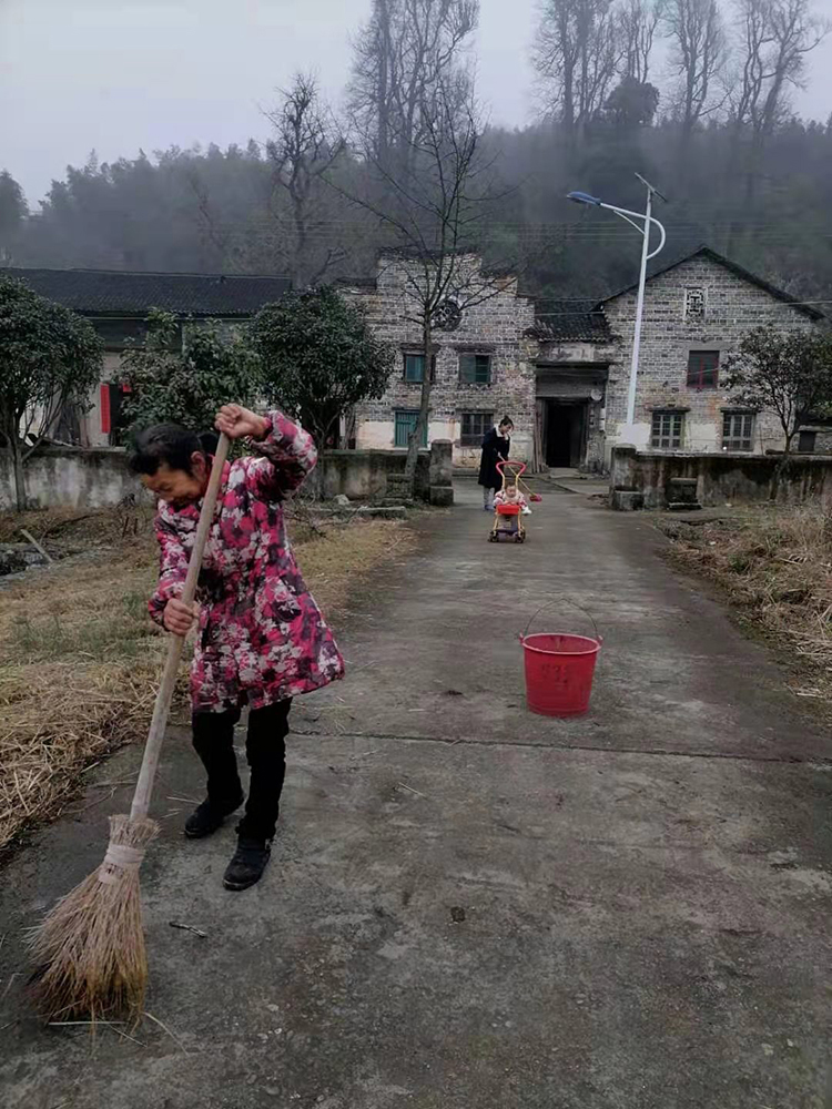 门前院内大扫除.jpg