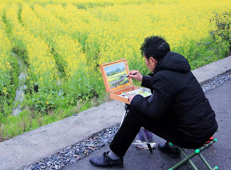 用画笔勾勒美丽画卷.jpg