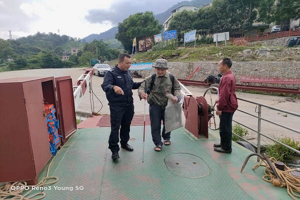 辅警帮老人过河.jpg