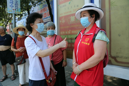 　　8月2日，乘客在资兴市人民广场共交车停靠点，为志愿者劝导乖客佩戴好口罩上车行为，伸出了大拇指点赞。