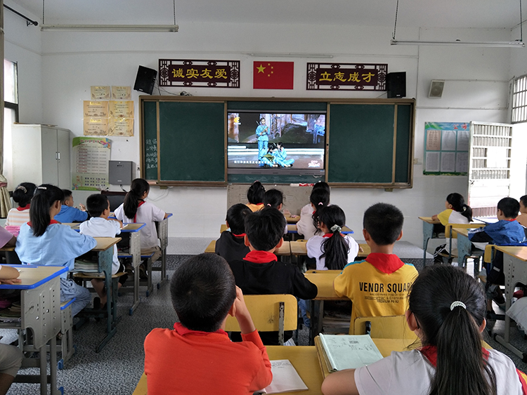 学生观看郴州《开学第一课》图片.jpg