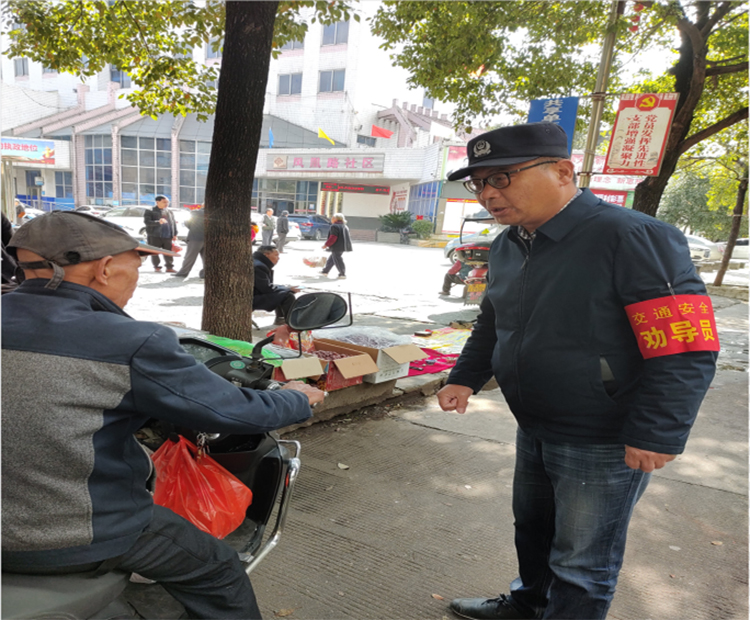 劝导市民佩戴安全头盔.jpg
