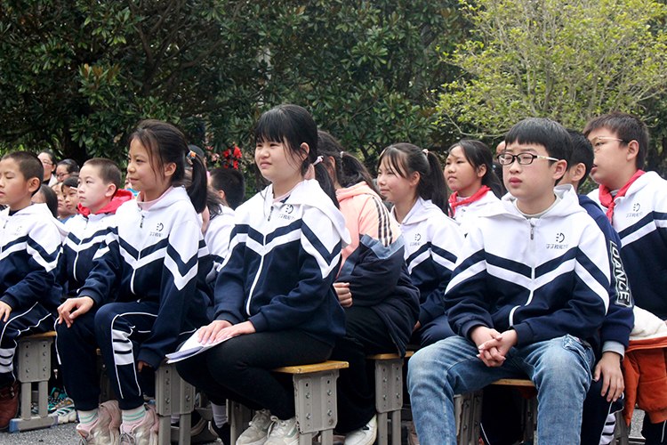 孩子们看的津津有味。.JPG