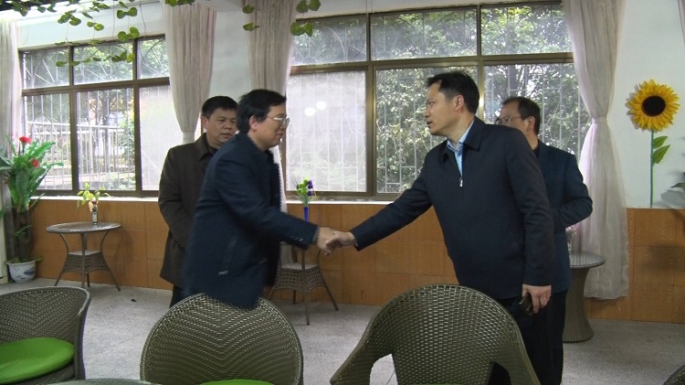 龙书记.JPG