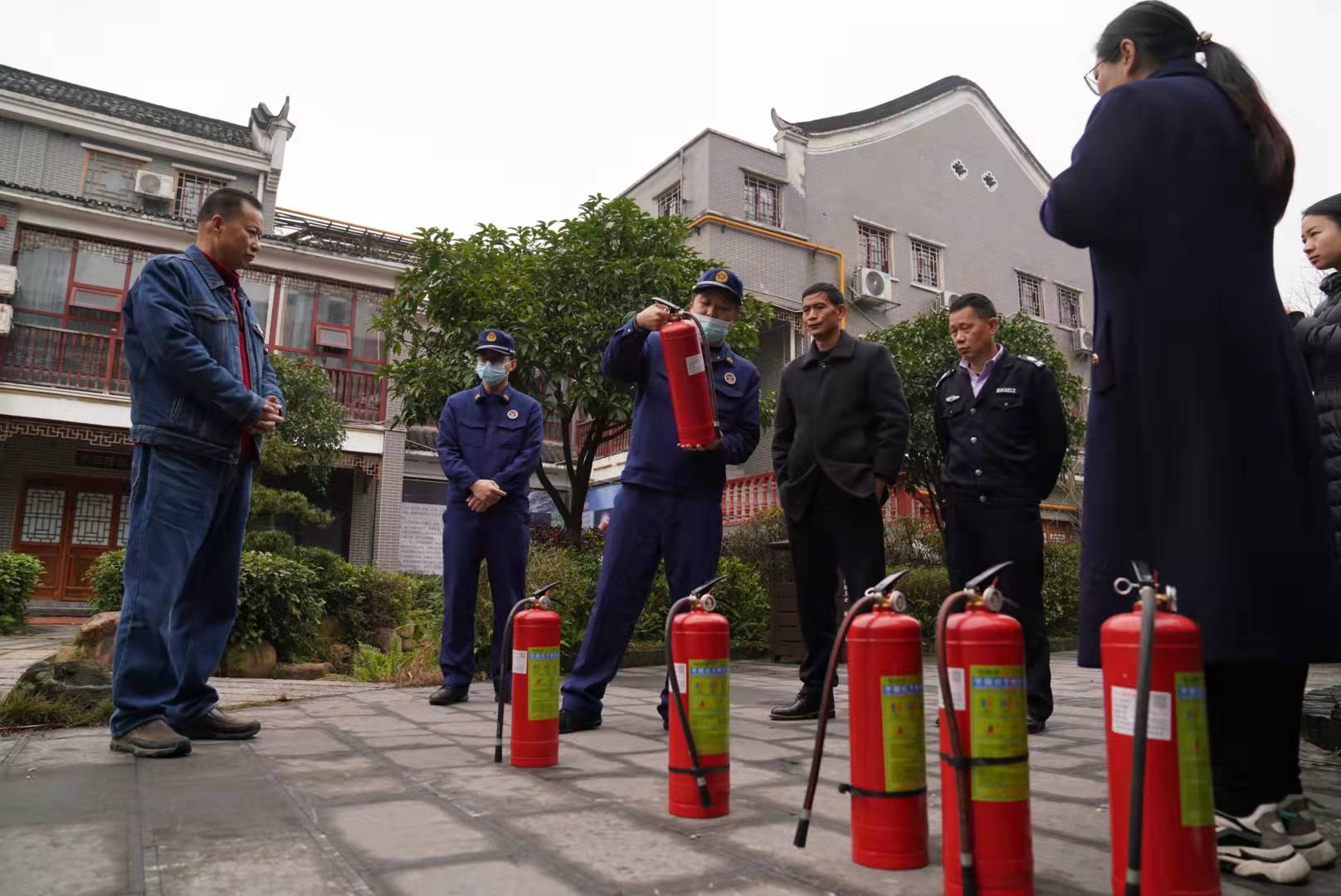 消防指战员现场讲解如何正确使用灭火器 袁利华 摄 (9).jpg