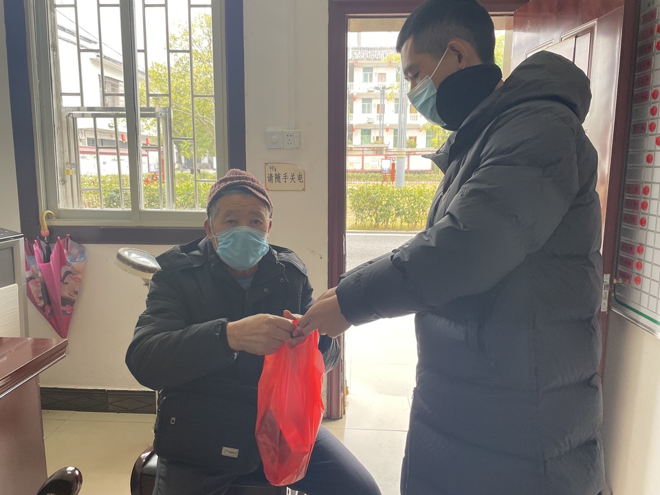 黄草镇积极动员全体干部职工开展上门走访活动，关爱特殊人群，送药上门暖民心。1.jpg
