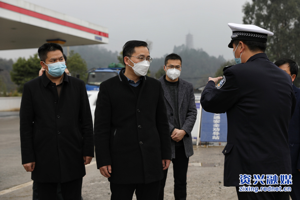 1月9日，市委书记杨理诚先后到东江湖班线码头、东江木材检查站春运稽查点、市汽车总站调研检查春运安全生产工作。1.jpg
