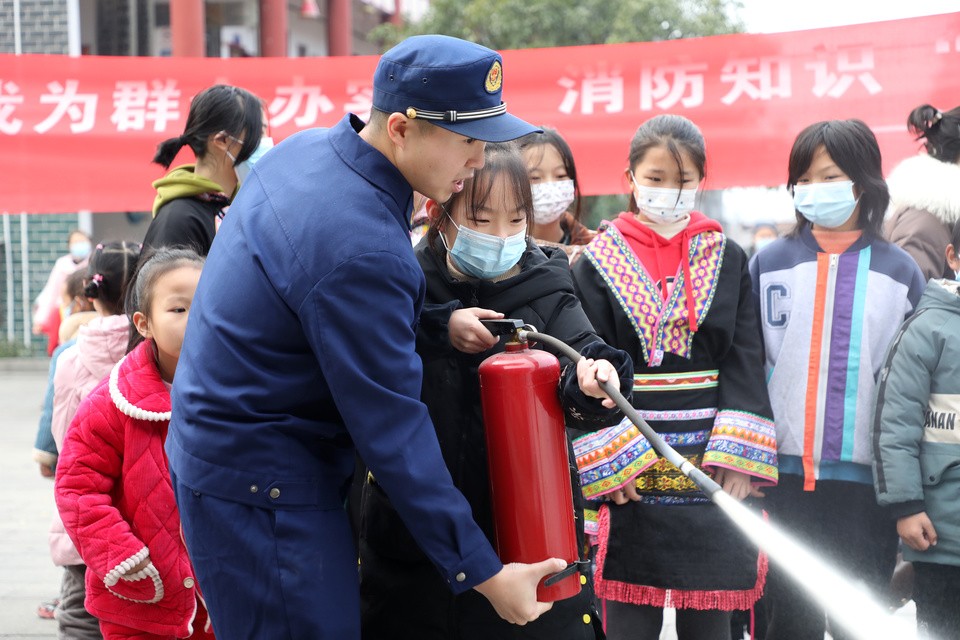 1月4日，市妇联联合邮政资兴市分公司、市消防救援大队等单位到唐洞街道茶坪瑶族村开展“把爱带回家——暖童心护成长”系列活动之“湘伴童行·情暖童心”2023寒假儿童关爱服务活动1.jpg