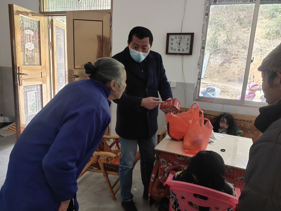 黄草镇积极动员全体干部职工开展上门走访活动，关爱特殊人群，送药上门暖民心。2.jpg