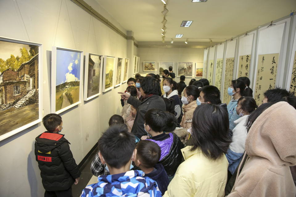 1月9日，由市文化馆、市美术馆承办的2022年全国各地知名书画家“流华湾写生创作学术交流展”在市美术馆开展。.jpg