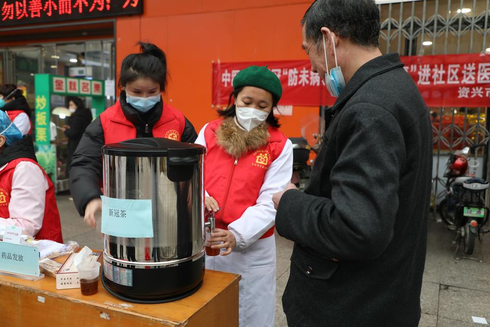 1月3日，市医疗集团中医医院开展新冠“防未病、治已病、促康复”送医送药进社区活动。1.jpg