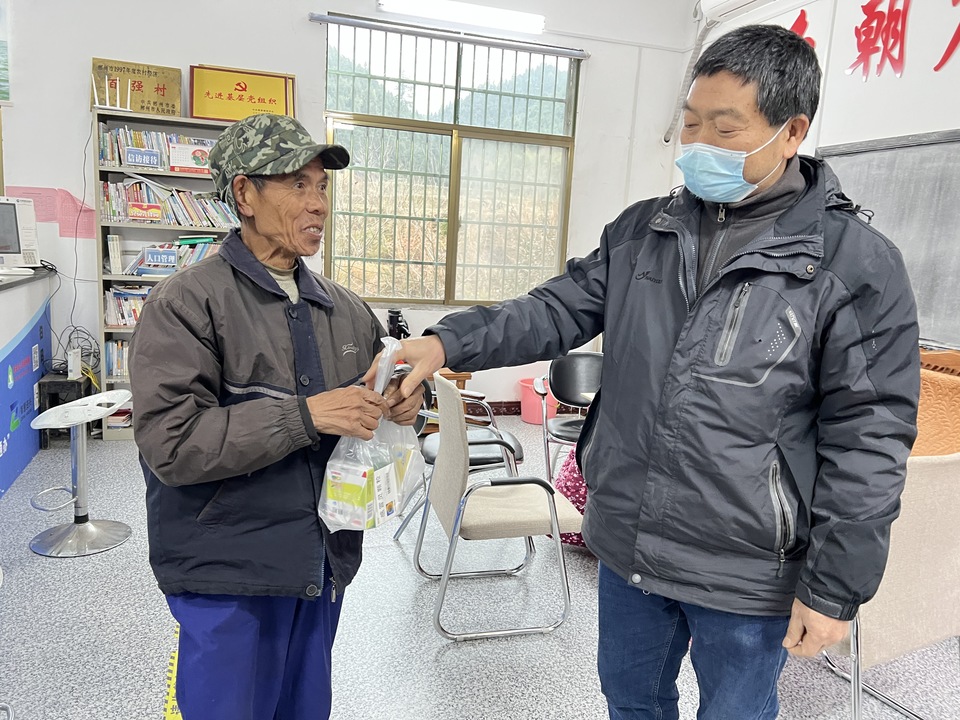 1.4黄草镇积极动员全体干部职工开展上门走访活动，关爱特殊人群，送药上门暖民心。.jpg