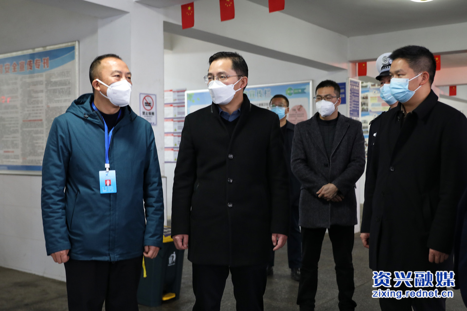 1月9日，市委书记杨理诚先后到东江湖班线码头、东江木材检查站春运稽查点、市汽车总站调研检查春运安全生产工作。2.jpg