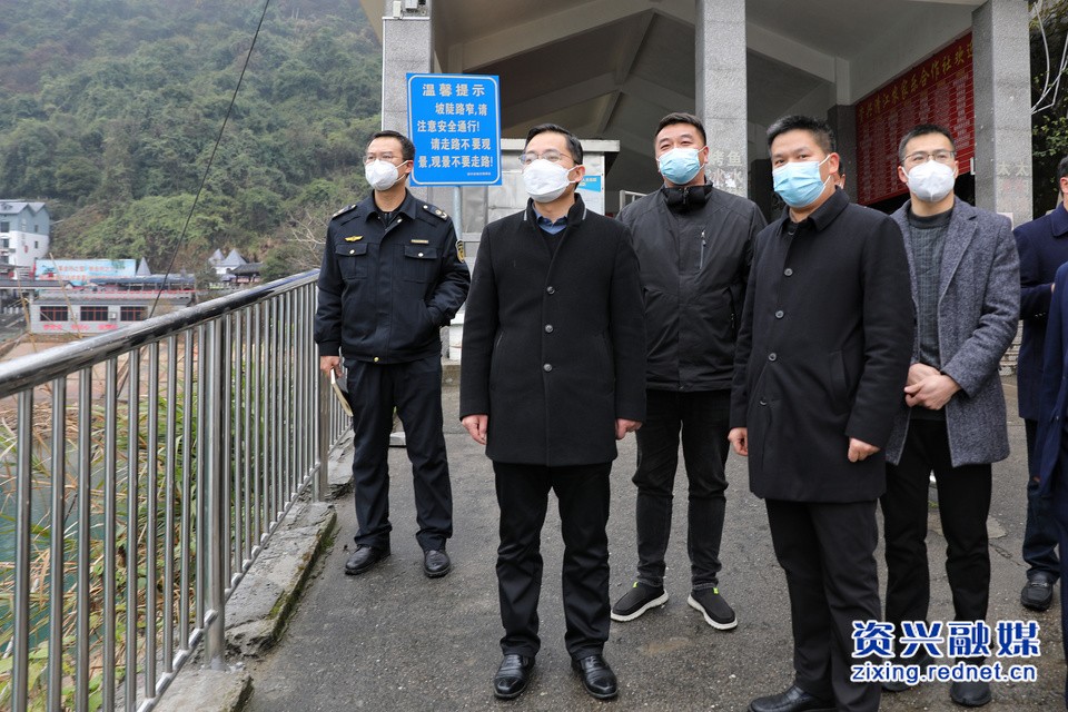 1月9日，市委书记杨理诚先后到东江湖班线码头、东江木材检查站春运稽查点、市汽车总站调研检查春运安全生产工作。.jpg