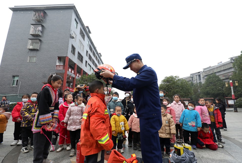 1月4日，市妇联联合邮政资兴市分公司、市消防救援大队等单位到唐洞街道茶坪瑶族村开展“把爱带回家——暖童心护成长”系列活动之“湘伴童行·情暖童心”2023寒假儿童关爱服务活动2.jpg