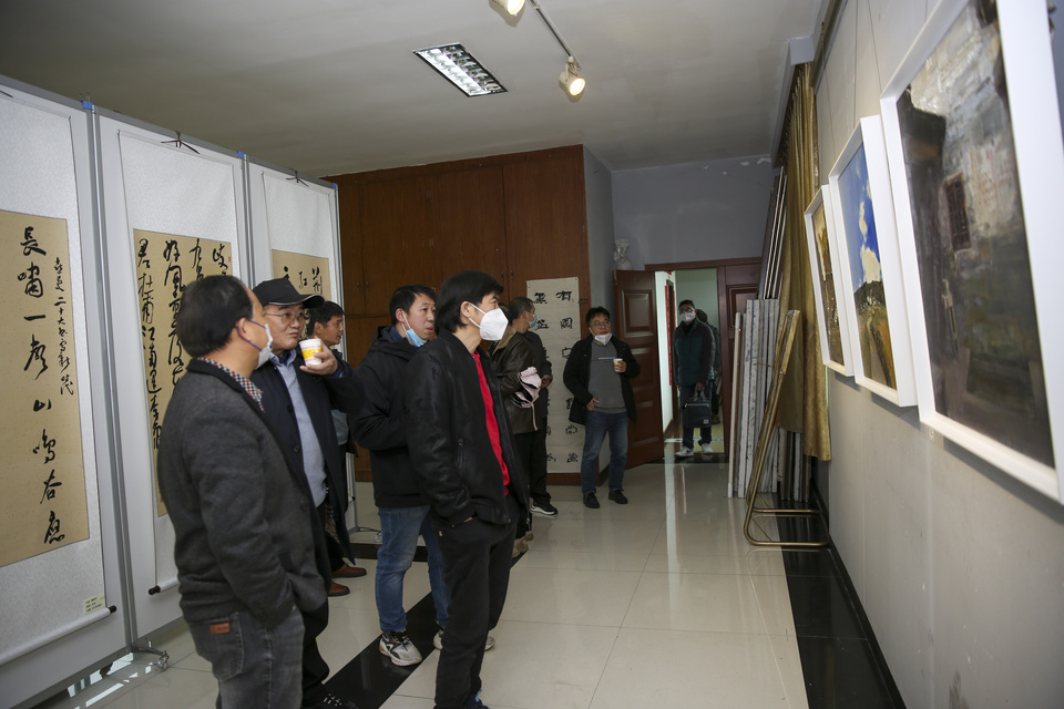 1月9日，由市文化馆、市美术馆承办的2022年全国各地知名书画家“流华湾写生创作学术交流展”在市美术馆开展。1.jpg