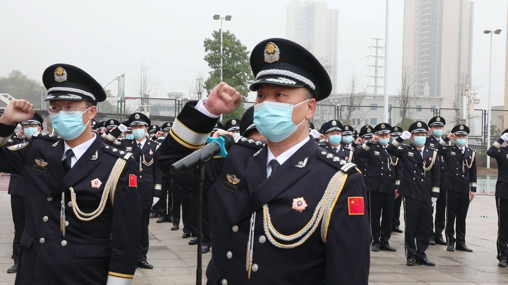 1月10日是第三个中国人民警察节，我市举行了“你的平安，我的节日”升警旗、温誓词、唱警歌活动暨“110”宣传日活动1.jpg
