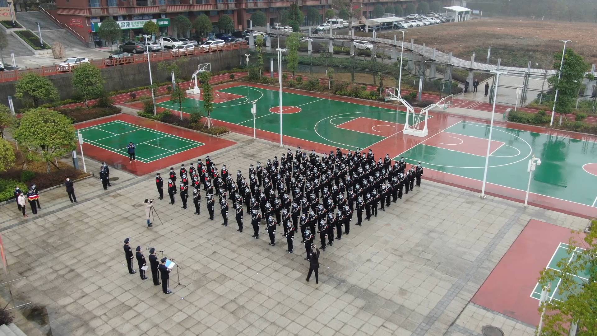1月10日是第三个中国人民警察节，我市举行了“你的平安，我的节日”升警旗、温誓词、唱警歌活动暨“110”宣传日活动.jpg